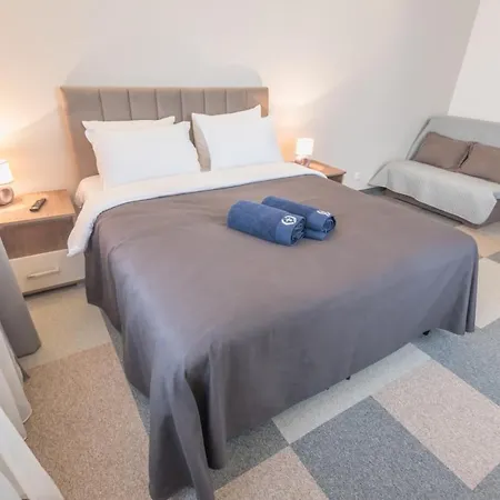 Samokres Sa Bazenom Aparthotel