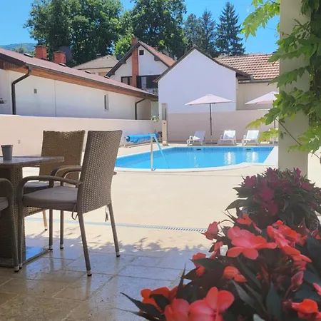 Aparthotel Samokres Sa Bazenom 4*